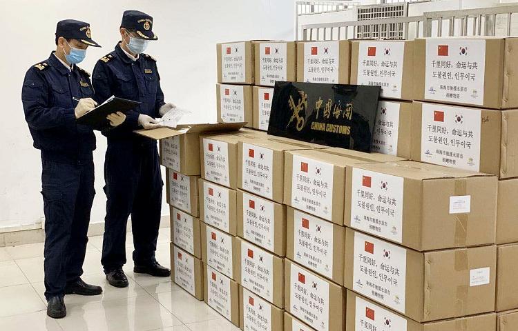 防疫物資出口，防護(hù)口罩出口人工檢驗(yàn)放行現(xiàn)場(chǎng)圖；
