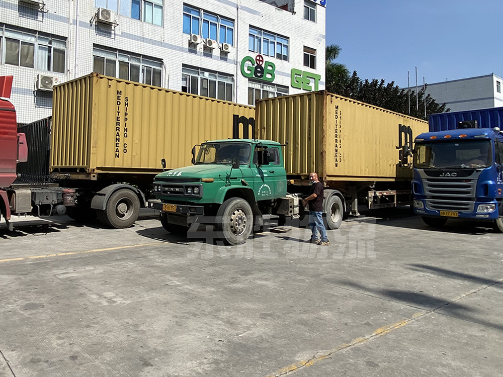 防護口罩出口到國外，防疫物資出口國外運輸，東勝物流口罩裝車現場圖